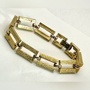 Sarah Coventry gold tone bracelet